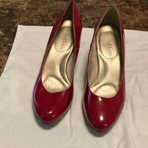 Pretty like new burgundy patent leather shoe